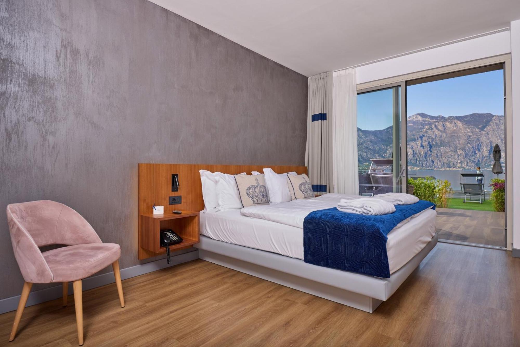 Hotel Castello Lake Front مالتشيزينيه المظهر الخارجي الصورة