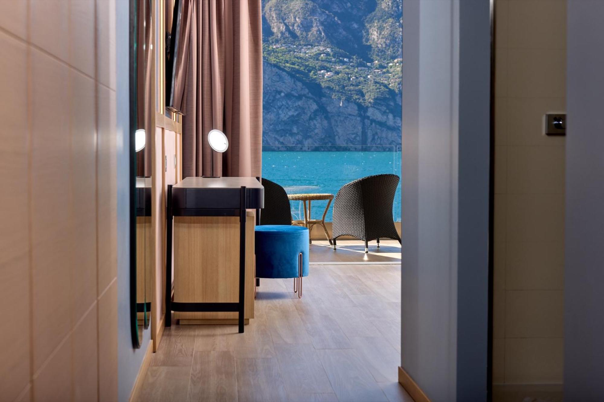 Hotel Castello Lake Front مالتشيزينيه المظهر الخارجي الصورة