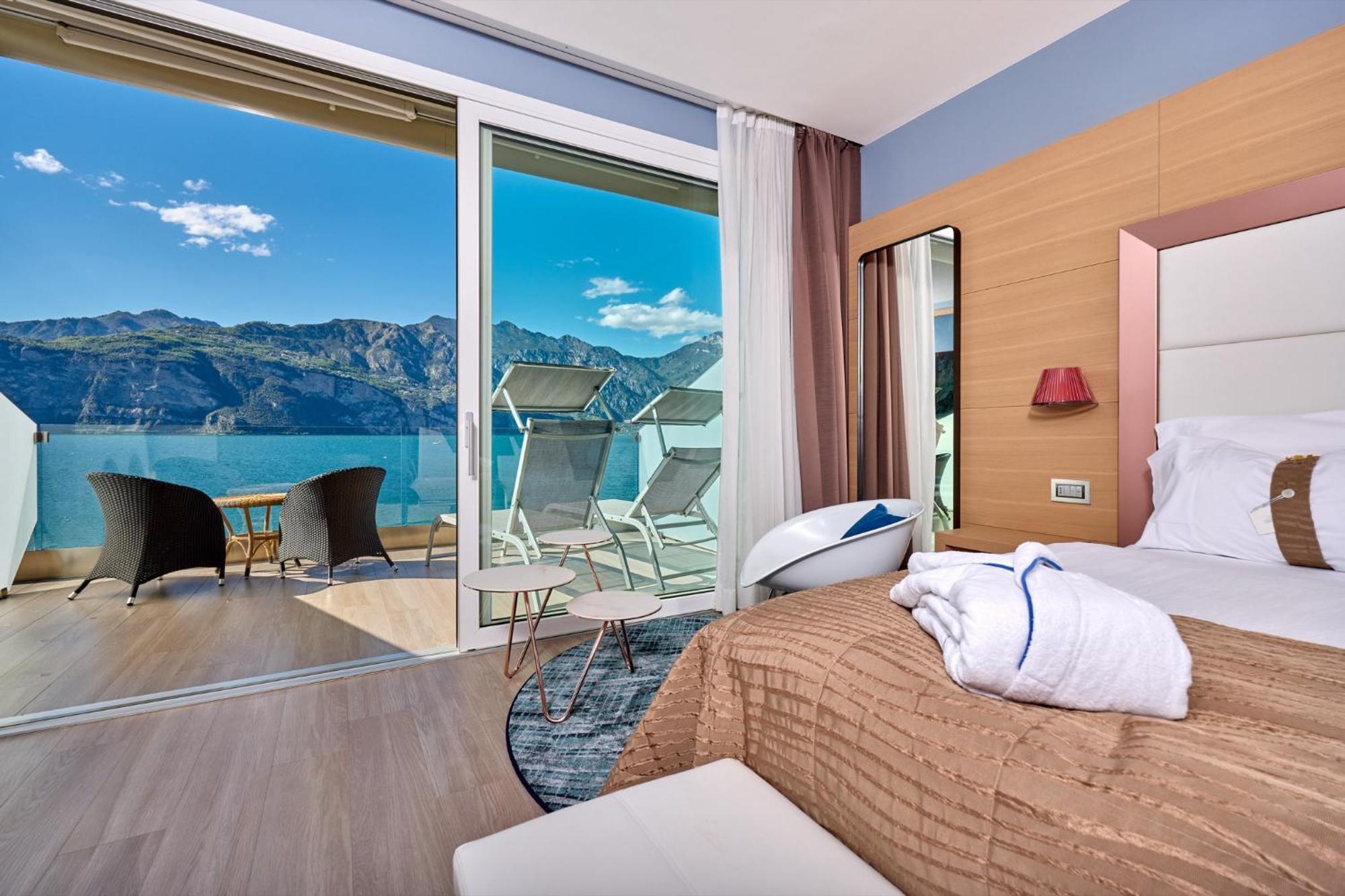 Hotel Castello Lake Front مالتشيزينيه المظهر الخارجي الصورة