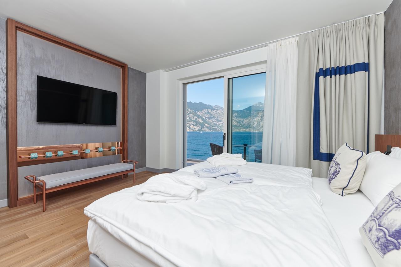 Hotel Castello Lake Front مالتشيزينيه المظهر الخارجي الصورة